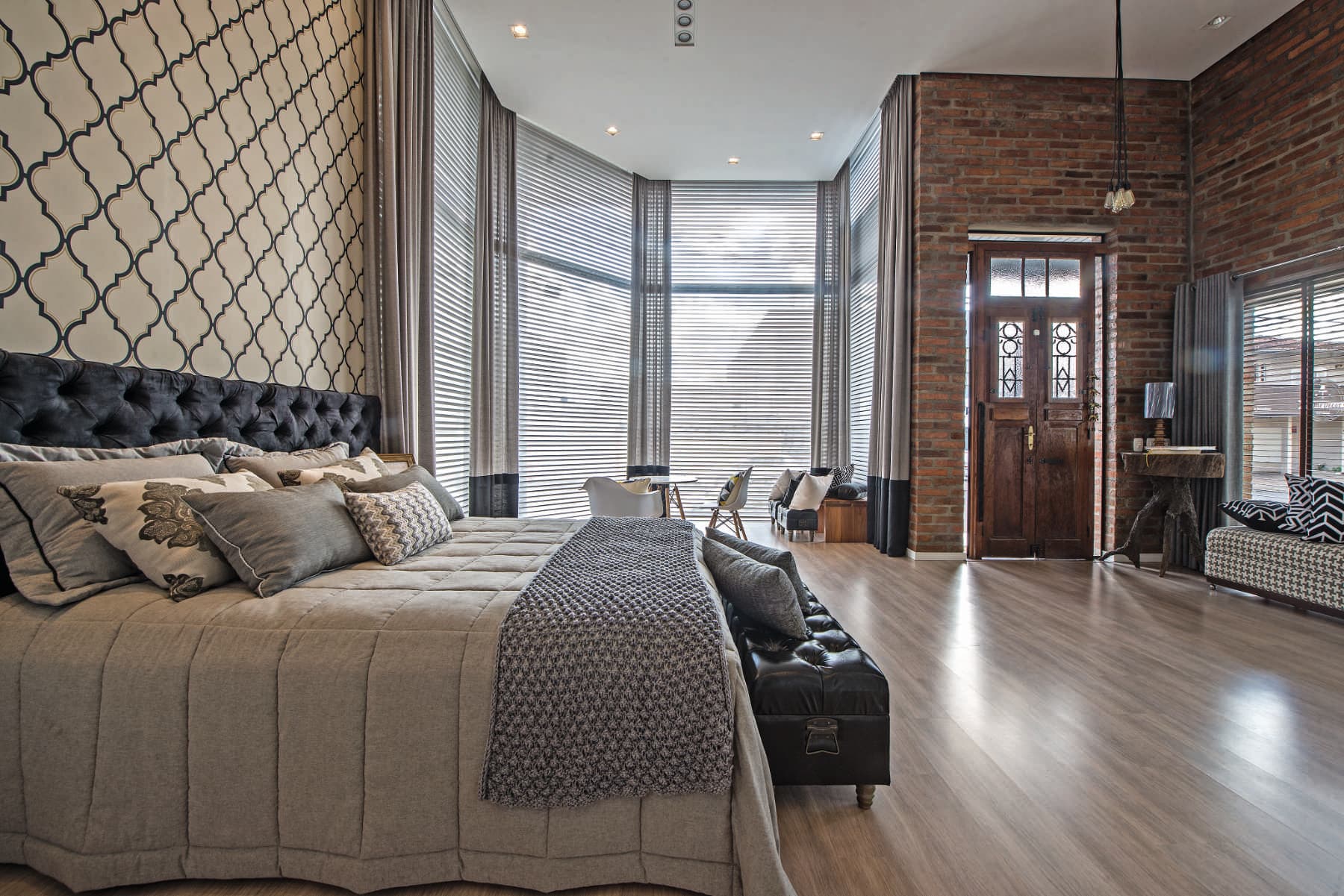 Sala elegante com cortinas refinadas